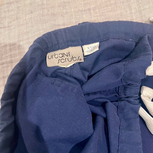 Urbane Essentials Relaxed Drawstring Scrub Pant
Navy size XS regular - Picture 5 of 5